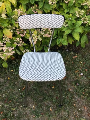 Petite chaise en formica totalement revisitée