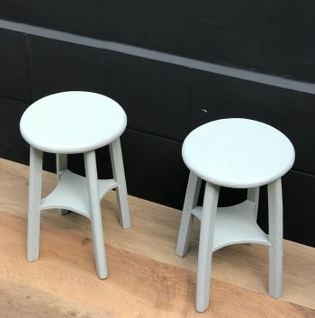 Petits tabourets en bois