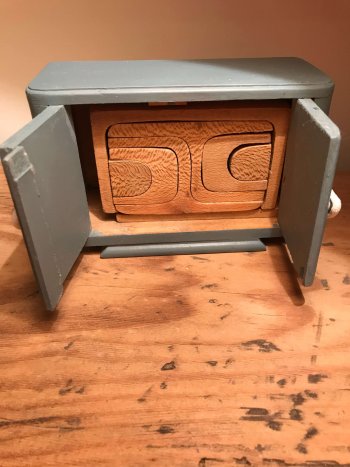 Petite armoire de poupée